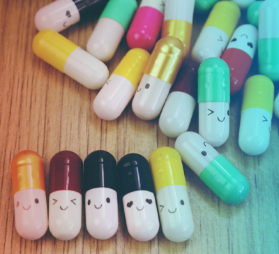 Таблетки с нарисованными смайликами